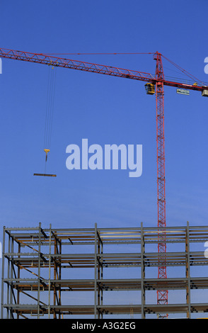 Kran-tragenden Last der Stahlträger auf der Baustelle des Baus des Händler-Kai in der Stadt Leeds uk Stockfoto