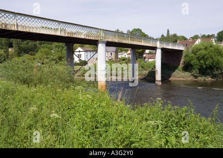 Gegossen Sie eiserne Straßenbrücke 1906 über den Fluss Wye am Brockweir Gloucestershire Stockfoto