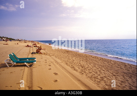 Spanien, Katalonien, Costa del Maresme, Calella, Menschen am Strand Stockfoto