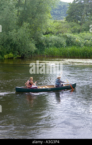 Kanuten auf dem Wye River in der Nähe von Huntsham Brücke, Herefordshire Stockfoto