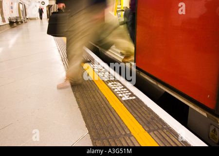 Mann vom Londoner u-Bahn Zug England Stockfoto