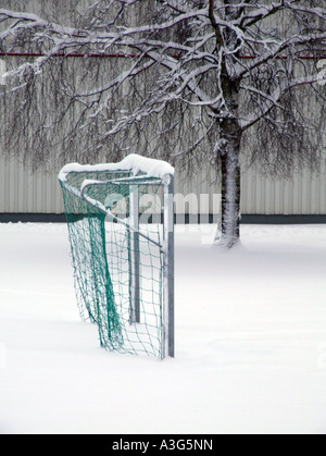 Torpfosten im dicken Schnee Stockfoto