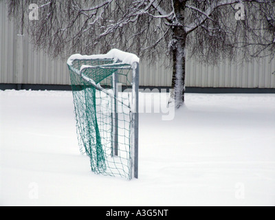 Torpfosten im dicken Schnee Stockfoto