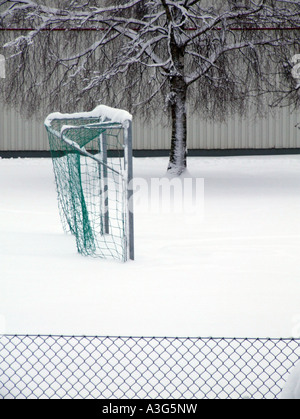 Torpfosten im schweren Schnee Stockfoto