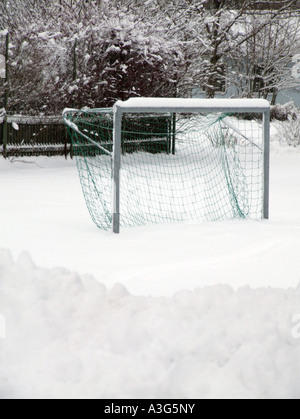 Torpfosten im schweren Schnee Stockfoto