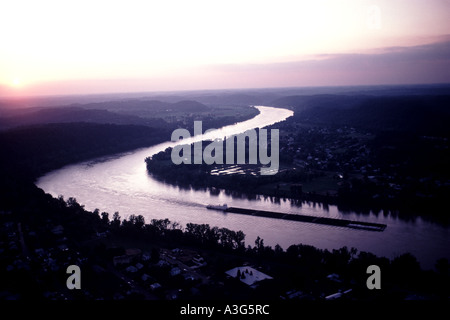 Heitere Bild von einer langen Barge den Transport von Gütern einen düsteren gewundenen Fluss hinunter an einem nebligen Morgen südlichen Stockfoto
