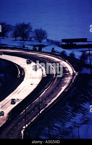 Haunting Overhead Foto von einem glatten Wicklung am Strand Highway in der Dämmerung. Stockfoto