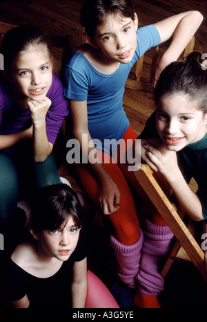 Vier schöne junge Kinder Pause eine ihre Lektion, posieren für ein Porträt im Übungsraum des ihre s Dance studio Stockfoto