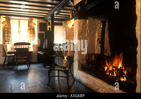 Englische Pub-Innenausstattung UK. Echter Kaminfeuer offener Kamin aus Stein im Inneren der Mason Arms, Branscombe. Devon, England 1990er 1991 UK HOMER SYKES Stockfoto