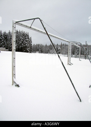 Fußballplatz, bedeckt mit Schnee in Schweden Stockfoto