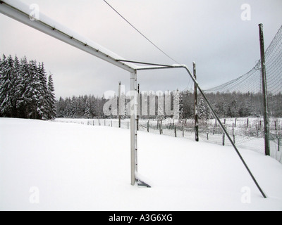 Fußballplatz, bedeckt mit Schnee in Schweden Stockfoto