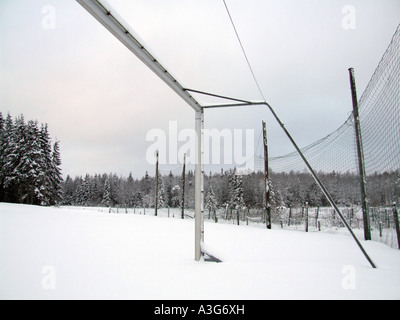 Fußballplatz, bedeckt mit Schnee in Schweden Stockfoto