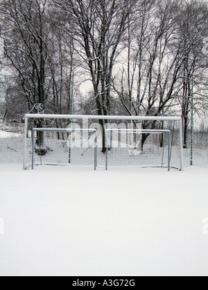 Fußballplatz, bedeckt mit Schnee in Schweden Stockfoto