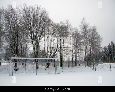 Fußballplatz, bedeckt mit Schnee in Schweden Stockfoto