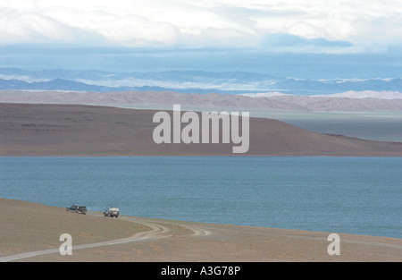 Zwei Off-Road-Fahrzeuge auf Khyargas Nuur See bank Uvs Aimag Provinz Mongolei Asia Stockfoto