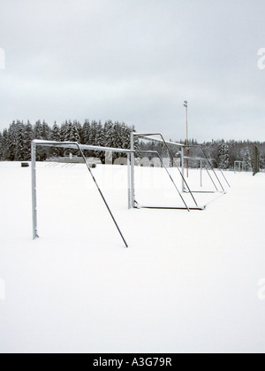 Fußballplatz, bedeckt mit Schnee in Schweden Stockfoto