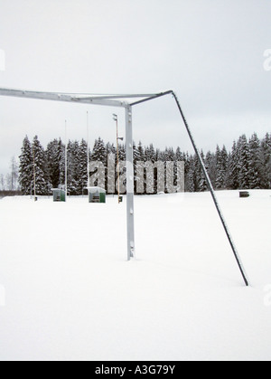 Fußballplatz, bedeckt mit Schnee in Schweden Stockfoto