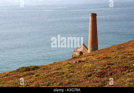 Ruine der Weal Coates Tin Mine, Maschinenhaus und Schornstein stapeln, Meer, Süd Cornwall, UK Stockfoto