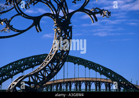 "Schatten In einem anderen Licht" Skulptur am Ufer des Flusses tragen Sunderland England Echos industriellen Vergangenheit Stockfoto