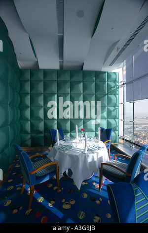 [Burj Al-Arab Hotel], Dubai, Vereinigte Arabische Emirate - Tisch im Restaurant mit Recht einen Blick! Stockfoto