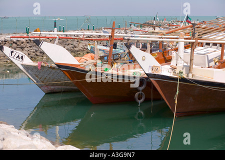 Boote im Hafen neben Fischmarkt in Kuwait Stockfoto