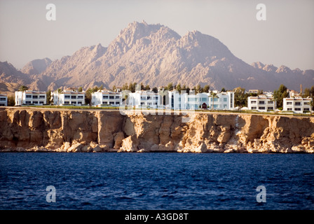 Meer und Wüste Insel Küste Wasserlinie tiefblaue Meer RAS MOHAMED Sharm El Sheikh Ägypten-Sinai-Halbinsel beach mountain Stockfoto