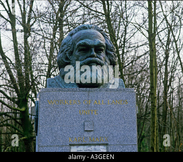 große Büste von Karl Marx auf einer massiven Granit Grabstein auf dem neuere Highgate Cemetery in Nord-London Stockfoto