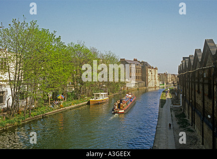 Schmale Boot auf The Grand Union Canal bei Kensal Town North West London Stockfoto