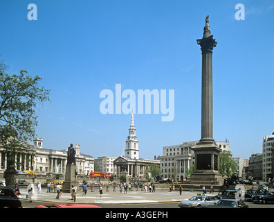 Trafalgar Square von der National Portrait Gallery St Martins in der Feld-Kirche und Nelsons Spalte übersehen Stockfoto