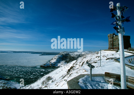 Cabot Tower auf Signal Hill mit Blick auf Leuchtturm Amherst und St John s Neufundland Stockfoto