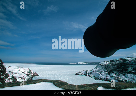 Die Kanonen von Königin Elizabeth Batterie übersehen ein eingefrorenes in Fort Amherst Leuchtturm und St John s Hafen Neufundland Stockfoto