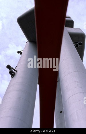 Baby-Statuen kriechen auf die futuristischen Zizkov TV tower in Prag Tschechische Republik Stockfoto