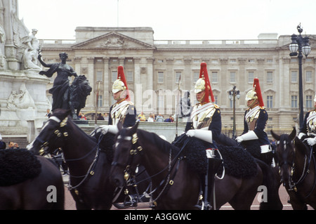 Der Blues und Royals vor dem Buckingham Palace Stockfoto