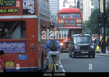 Rote Busse und schwarze Taxis auf der Oxford Street im Zentrum von London, England Stockfoto