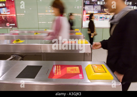 Passagiere mit Tickets und Octopus-Karte geben Sie die MTR in Hong Kong Stockfoto