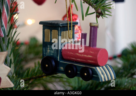 Holzeisenbahn Weihnachtsvorbereitungen Hause gemacht Weihnachtsschmuck am Weihnachtsbaum Stockfoto