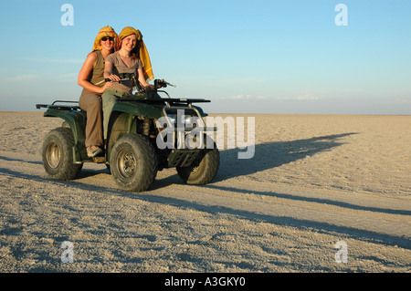 Zwei Frauen auf Quad-Bikes auf Makgadikgadi Salzpfannen bei Jacks Camp-Botswana-Südafrika Stockfoto