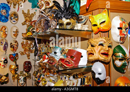 Venezianische Masken auf dem display Stockfoto