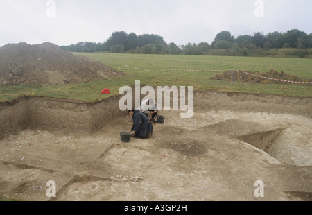 Archäologen Graben auf einer antiken Stätte in der Nähe von Stonehenge in England Stockfoto