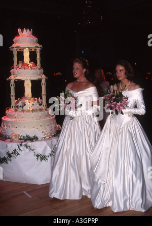 Vorbei an den Kuchen Queen Charlotte s Geburtstag Ball Debütantinnen Stockfoto