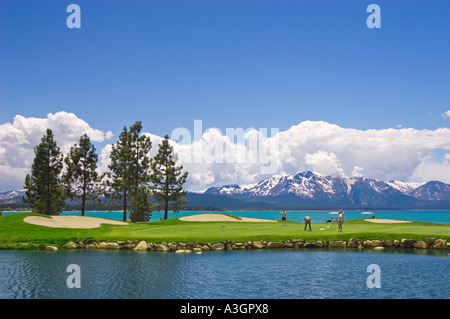 Golfer am 18. Loch der Edgewood Lake Tahoe Golfplatz Stateline Nevada Stockfoto