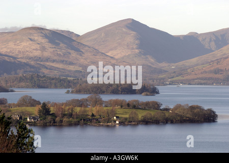 Der Blick von einem Hügel oberhalb von Balmaha Blick nach Westen über Loch Lomond, dem Dorf Luss in Schottland Stockfoto