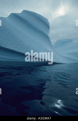 Grönland Großaufnahme des Eisbergs an ruhigen Sommertag Stockfoto