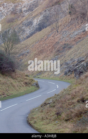 Cheddar Gorge. Kurvenreiche Straße durch das tiefe Tal in Somerset, England Stockfoto