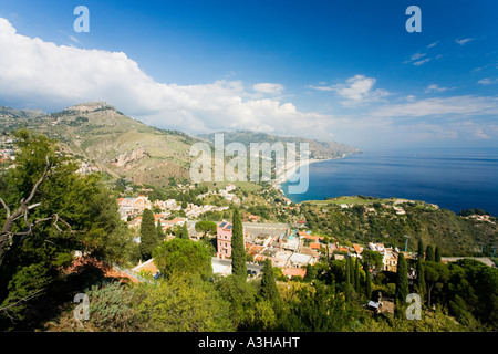 Sizilianische Küste und Meer an Sommertag bei Sonnenschein mit blauem Himmel, Blick nach Norden von Taormina Sizilien Italien Europa Stockfoto
