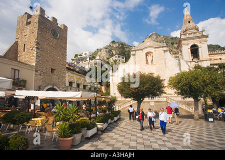 9. April sun Platz Piazza und Kirche von St. Augustinus mit Touristen in Sonnenschein und Bürgersteig Cafés Taormina Sizilien Italien Stockfoto