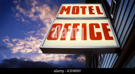 Motel-Office-Zeichen bei Sonnenuntergang Stockfoto