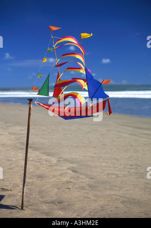 Kite in der Form eines Schiffes zu verkaufen am Strand von Kuta Bali Indonesien in leuchtenden Farben Stockfoto