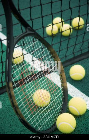 Tennisbälle und Schläger auf Tennisplatz Stockfoto