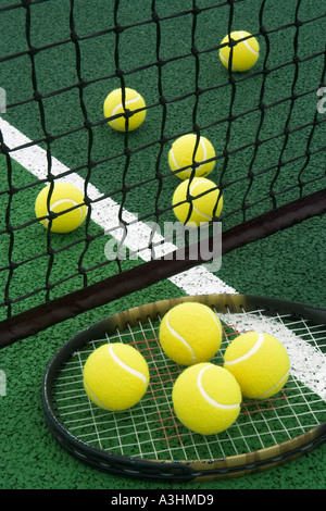 Tennisbälle und Tennisschläger am Tennisplatz liegen Stockfoto